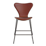 Fritz Hansen - 3187 låg barstol, naturfanér och frampolstrad i Grace läder - Mørkbejdset eg - Kastanjebrun læder - Warm Graphite stel - Jacobsen Plus