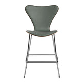Fritz Hansen - 3187 låg barstol, naturfanér och frampolstrad i Grace läder - Mørkbejdset eg - Concrete Grey læder - Krom stel - Jacobsen Plus
