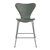 Fritz Hansen - 3187 låg barstol, naturfanér och frampolstrad i Grace läder - Mørkbejdset eg - Concrete Grey læder - Silver Grey stel - Jacobsen Plus