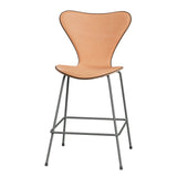 Fritz Hansen - 3187 låg barstol, naturfanér och frontklädd i Natur-läder - Mørkbejdset eg - Silver Grey stel - Jacobsen Plus