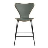 Fritz Hansen - 3187 låg barstol, naturfanér och frampolstrad i Grace läder - Elm - Concrete Grey læder - Svart stel - Jacobsen Plus