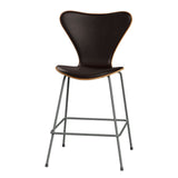 Fritz Hansen - 3187 låg barstol, naturfanér och frampolstrad i Grace läder - Elm - Mørk brun læder - Silver Grey stel - Jacobsen Plus