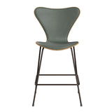 Fritz Hansen - 3187 låg barstol, naturfanér och frampolstrad i Grace läder - Ek - Concrete Grey læder - Brown Brons stel - Jacobsen Plus
