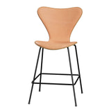 Fritz Hansen - 3187 låg barstol, naturfanér och frontklädd i Natur-läder - Ek - Svart stel - Jacobsen Plus