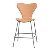 Fritz Hansen - 3187 låg barstol, naturfanér och frontklädd i Natur-läder - Valnöt - Silver Grey stel - Jacobsen Plus