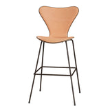 Fritz Hansen - 3197 hög barstol, naturfanér och frontklädd i Natur-läder - Mørkbejdset eg - Brown Brons stel - Jacobsen Plus