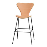 Fritz Hansen - 3197 hög barstol, naturfanér och frontklädd i Natur-läder - Ek - Svart stel - Jacobsen Plus