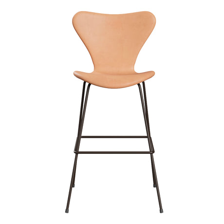 Fritz Hansen - 3197 hög barstol, helklädd i naturfärgat läder - Krom stel - Jacobsen Plus