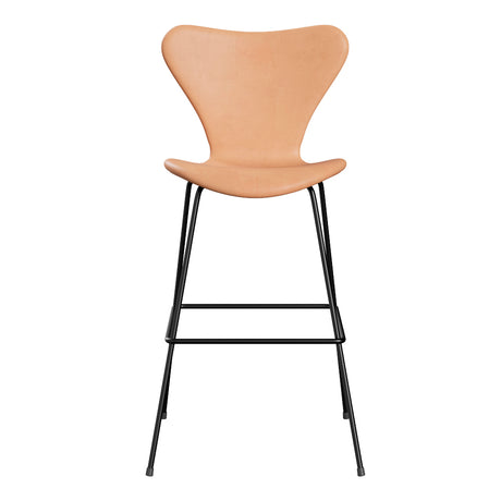 Fritz Hansen - 3197 hög barstol, helklädd i naturfärgat läder - Krom stel - Jacobsen Plus