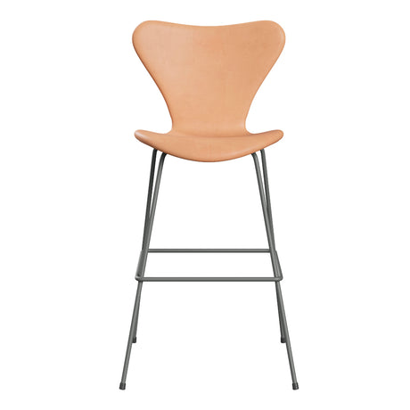 Fritz Hansen - 3197 hög barstol, helklädd i naturfärgat läder - Krom stel - Jacobsen Plus