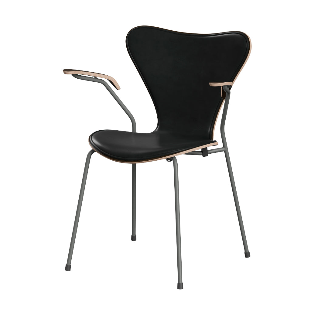 Fritz Hansen - 3207 Stol med armstöd, naturfanér och frontklädsel i Grace-läder - Mørkbejdset eg - Svart læder - Silver Grey stel - Jacobsen Plus