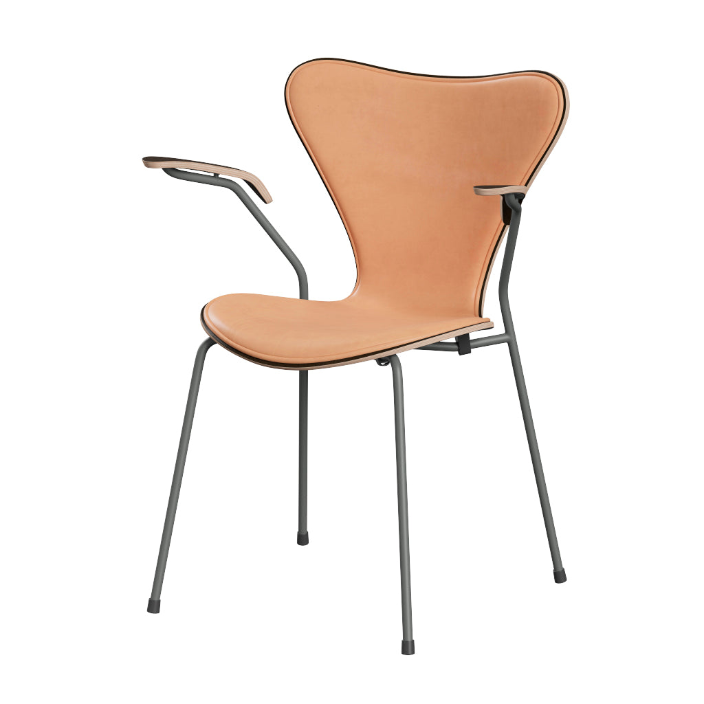 Fritz Hansen - 3207 stol med armstöd, naturfanér och frampolstring i Natur-läder - Mørkbejdset eg - Silver Grey stel - Jacobsen Plus
