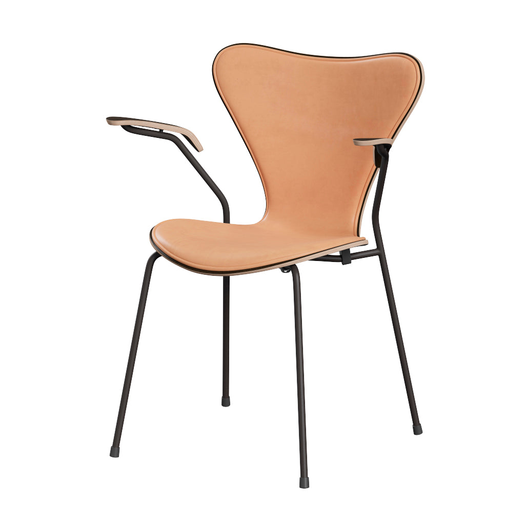 Fritz Hansen - 3207 stol med armstöd, naturfanér och frampolstring i Natur-läder - Mørkbejdset eg - Warm Graphite stel - Jacobsen Plus