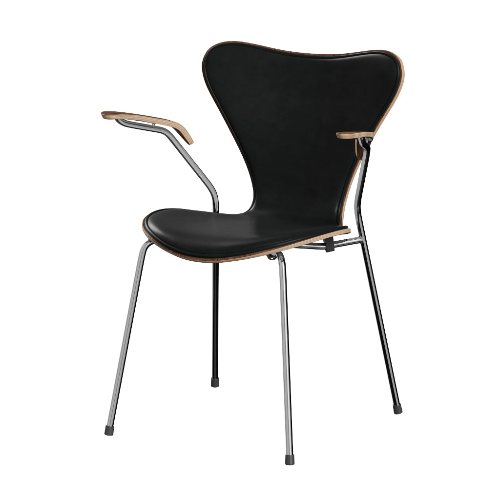 Fritz Hansen - 3207 Stol med armstöd, naturfanér och frontklädsel i Grace-läder - Valnöt - Svart læder - Krom stel - Jacobsen Plus