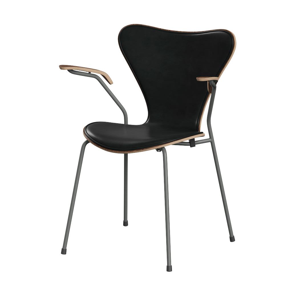 Fritz Hansen - 3207 Stol med armstöd, naturfanér och frontklädsel i Grace-läder - Valnöt - Svart læder - Silver Grey stel - Jacobsen Plus