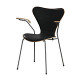 Fritz Hansen - 3207 Stol med armstöd, naturfanér och frontklädsel i Grace-läder - Valnöt - Svart læder - Silver Grey stel - Jacobsen Plus