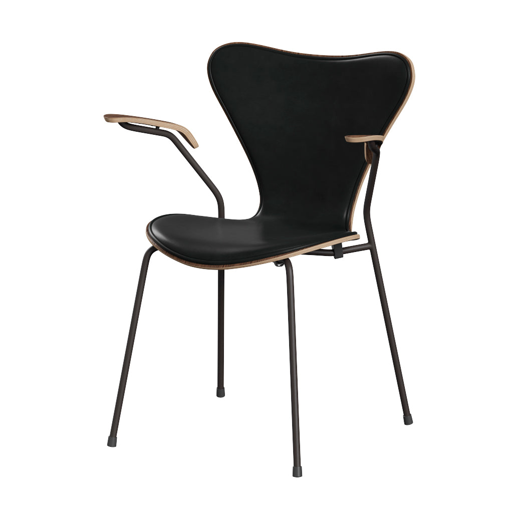 Fritz Hansen - 3207 Stol med armstöd, naturfanér och frontklädsel i Grace-läder - Valnöt - Svart læder - Warm Graphite stel - Jacobsen Plus