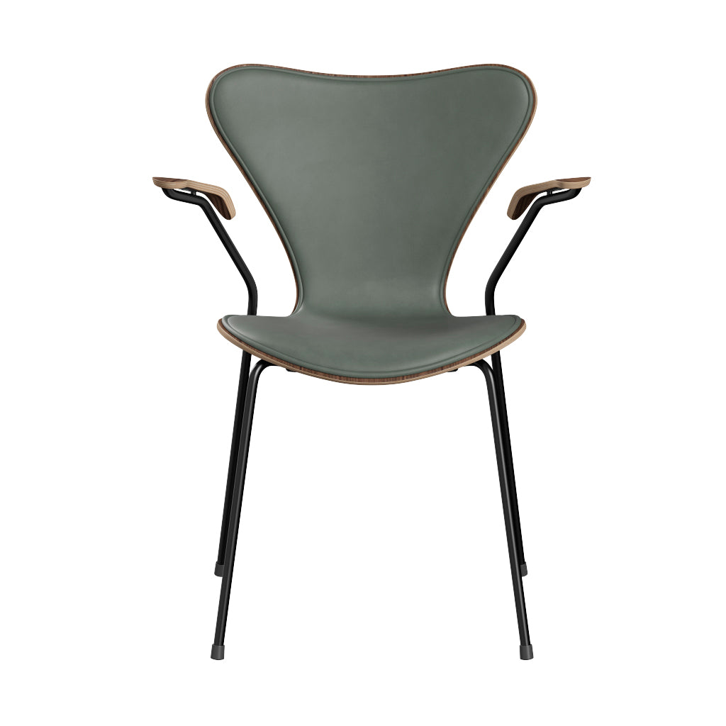 Fritz Hansen - 3207 Stol med armstöd, naturfanér och frontklädsel i Grace-läder - Valnöt - Concrete Grey læder - Svart stel - Jacobsen Plus