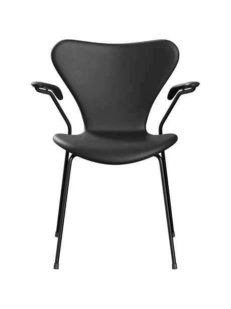 3207 stol med armstöd, helklädd i Essential-läder svart/svart stativ av Arne Jacobsen - 1 - Jacobsen Plus