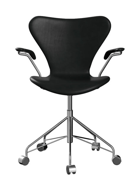 Fritz Hansen - 3217 kontorsstol med armstöd, helklädd i Grace-läder - Svart læder - Krom stel - Jacobsen Plus