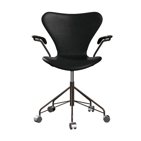 Fritz Hansen - 3217 kontorsstol med armstöd, helklädd i Grace-läder - Svart læder - Krom stel - Jacobsen Plus