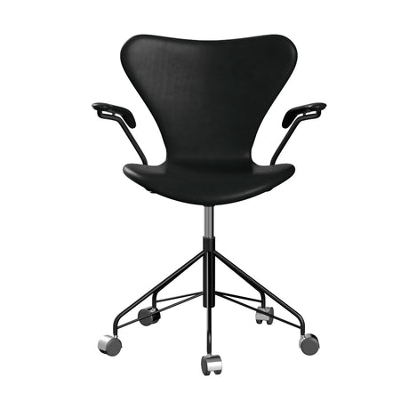 Fritz Hansen - 3217 kontorsstol med armstöd, helklädd i Grace-läder - Svart læder - Krom stel - Jacobsen Plus