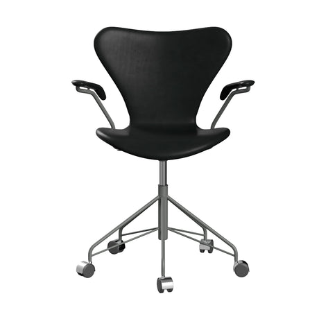 Fritz Hansen - 3217 kontorsstol med armstöd, helklädd i Grace-läder - Svart læder - Krom stel - Jacobsen Plus