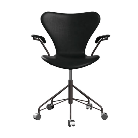 Fritz Hansen - 3217 kontorsstol med armstöd, helklädd i Grace-läder - Svart læder - Krom stel - Jacobsen Plus