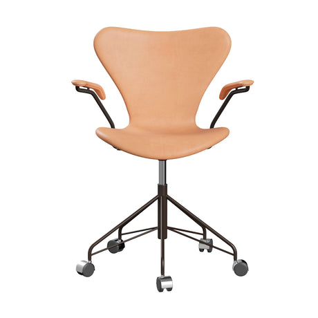 Fritz Hansen - 3217 Kontorsstol med armstöd, helt klädd i Natur-läder - Krom stel - Jacobsen Plus
