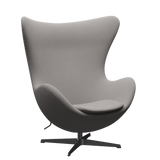 3316 Ägget loungestol, stomme i svart av Arne Jacobsen - Christianshavn - 1121 Beige - Jacobsen Plus