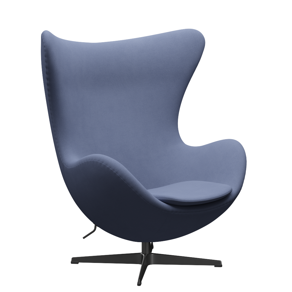 3316 Ägget loungestol, stomme i svart av Arne Jacobsen - Christianshavn - 1151 Light Blue Uni - Jacobsen Plus