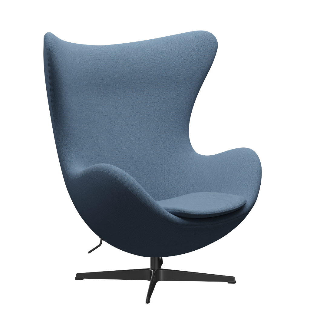 3316 Ägget loungestol, stomme i svart av Arne Jacobsen - Christianshavn - 1152 Light Blue - Jacobsen Plus