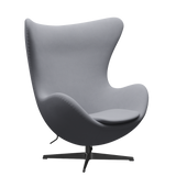 3316 Ägget loungestol, stomme i svart av Arne Jacobsen - Christianshavn - 1170 Light Grey Uni - Jacobsen Plus