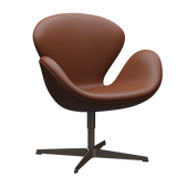 3320 Svanen Loungefåtölj, stomme i brun brons av Arne Jacobsen - Aura læder - Cognac - Jacobsen Plus