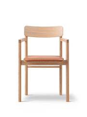 Post Matstol ljus oljad ek, sitsklädd i Max 95 cognacläder från Fredericia Furniture