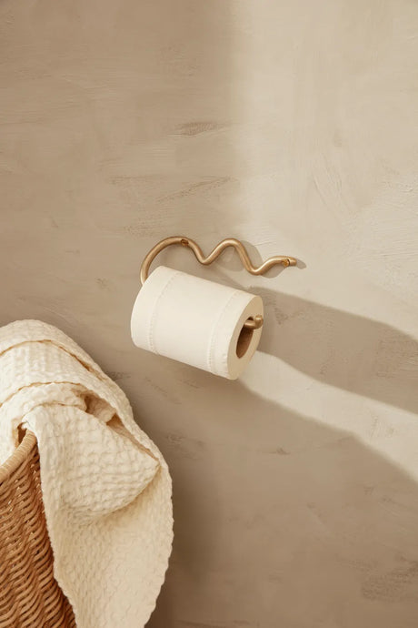Curvature Toalettpappershållare från Ferm Living - Brass - Jacobsen Plus