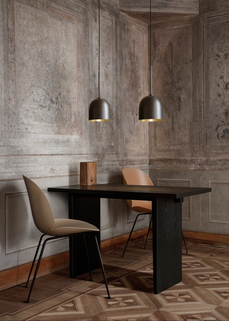 Beetle Stol, stoppad från GUBI - Black shell / Conic base / Black base - Jacobsen Plus