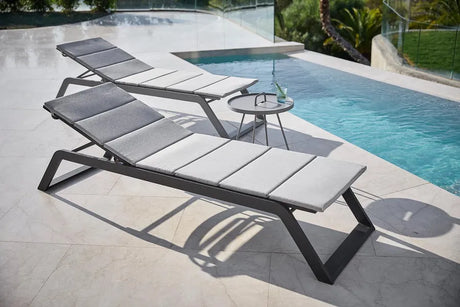 Siesta Solstol från Cane-line - Light grey / Ingen dyna - Jacobsen Plus