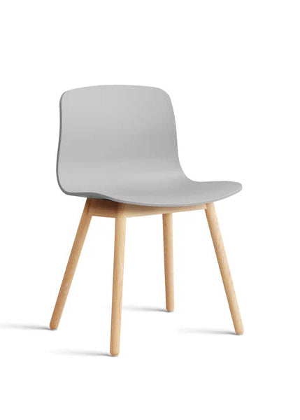 About a Chair AAC12, concrete grå/såpbehandlad ek från Hay - 1 - Jacobsen Plus