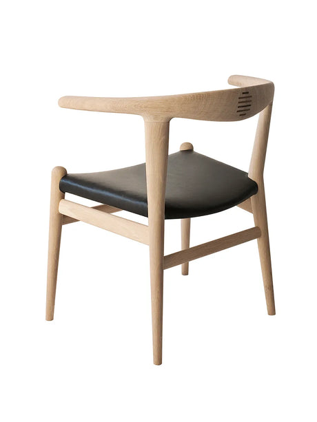 PP518 Tyrestol m. stoppad sits av Hans J. Wegner - Standardlæder / Ek / Såpbehandlad - Jacobsen Plus