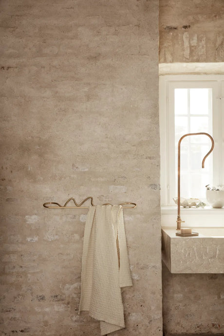 Curvature Handdukshängare från Ferm Living - Brass - Jacobsen Plus
