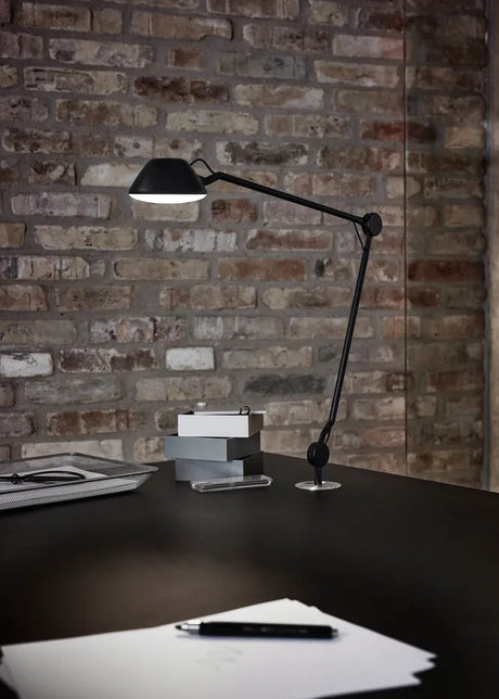 AQ01 bordslampa från Fritz Hansen - Med fod - Jacobsen Plus