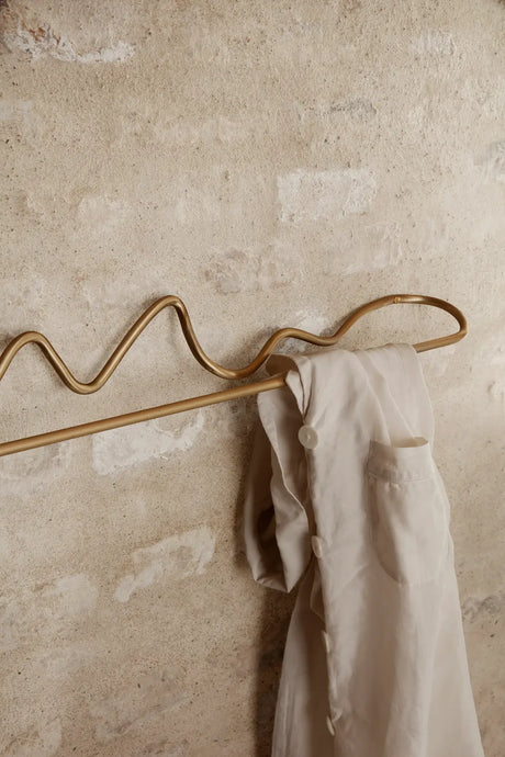 Curvature Handdukshängare från Ferm Living - Brass - Jacobsen Plus