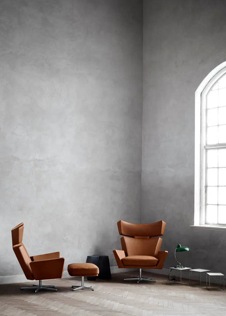 Oksen Fotpall av Arne Jacobsen - Aura læder (svart) / Base i børstet aluminium - Jacobsen Plus