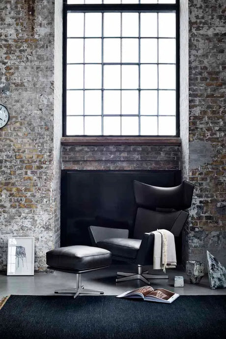 Oxen Fåtölj av Arne Jacobsen - Aura læder (svart) / Base i børstet aluminium - Jacobsen Plus