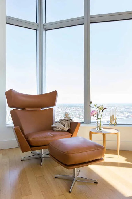 Oxen Fåtölj av Arne Jacobsen - Aura læder (svart) / Base i børstet aluminium - Jacobsen Plus