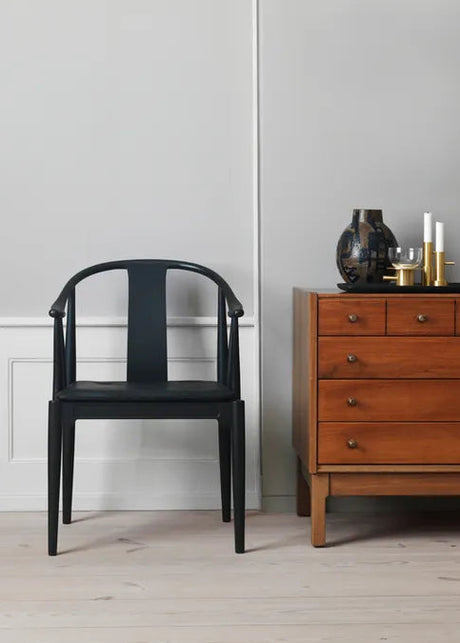 Kinastolen av Hans J. Wegner - Kirsebær / Aura / Svart-brun - Jacobsen Plus