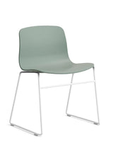 About a Chair AAC08 från Hay - Fall Green / Vit pulverlakeret stål - Jacobsen Plus