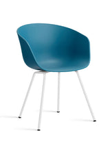 About a Chair AAC26 från HAY - Azure Blue / Vit pulverlakeret stål - Jacobsen Plus
