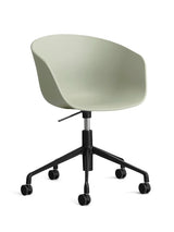 About a Chair AAC52 från Hay - Pastellgrön / Svart pulverlakeret aluminum - Jacobsen Plus